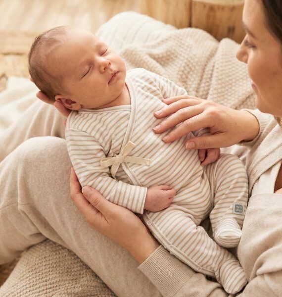 Tutina intera per neonati in cotone biologico a righe beige e sabbia