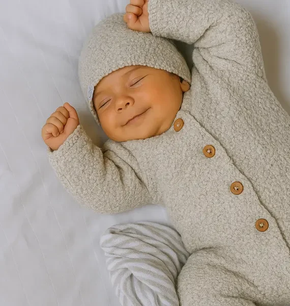 Pagliaccetto a maglia con cappellino e babbucce 13% lana