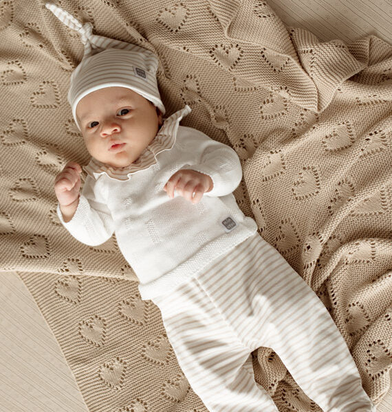 Completo Neonato 3 Pezzi con Maglioncino in Maglia, Ghettina e Cappellino a Righe