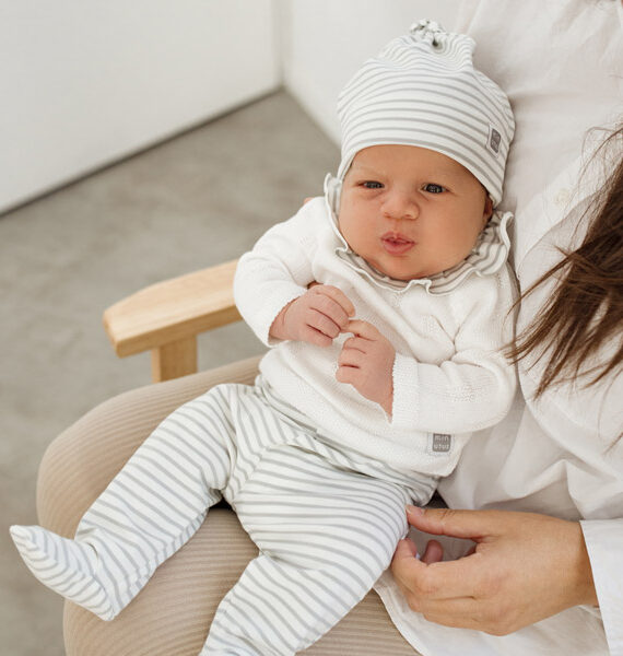 Cappellino con nodo a righe neonato