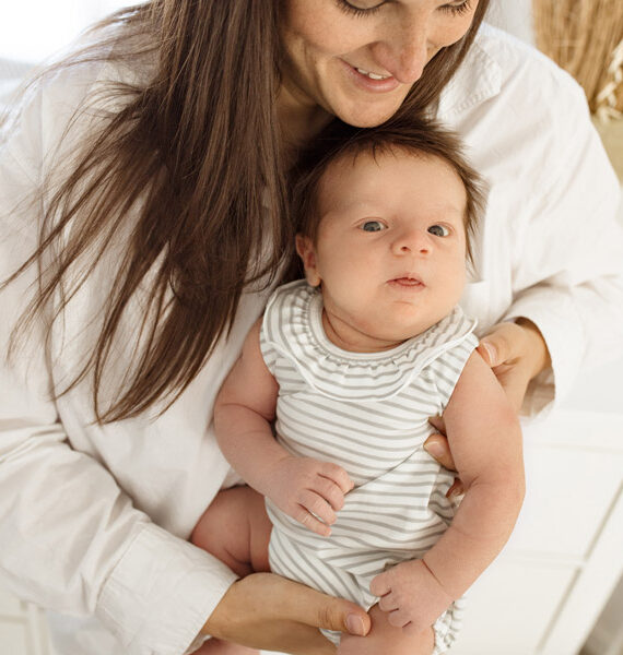 Pagliaccetto smanicato a righe con colletto volant neonato