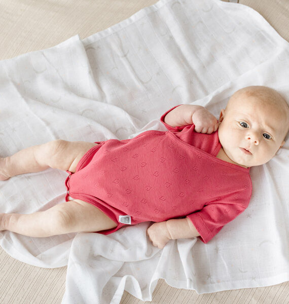 Body incrociato a manica corta traforato cuori 100% cotone neonato Fucsia