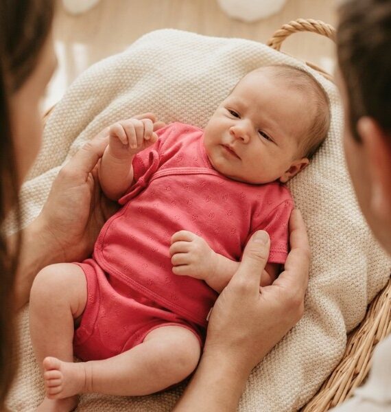 Completo 100% cotone traforato con cuori camicina incrociata con copripannolino neonato fucsia