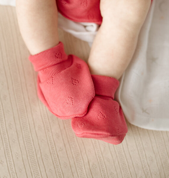 Babbucce traforate con cuori 100% cotone neonato fucsia