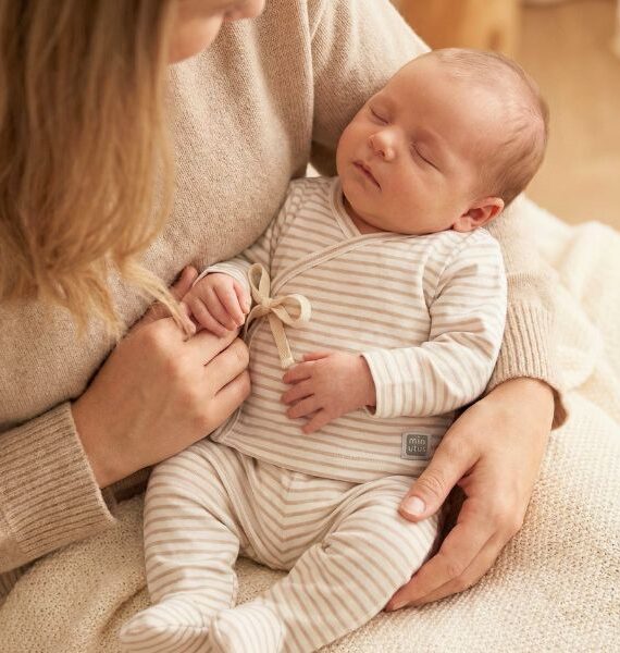 Set per neonati composto da 2 pezzi | Maglietta kimono e gambali con piedini a righe beige e sabbia