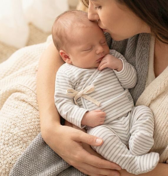 Set per neonati composto da 2 pezzi | Maglietta kimono e gambali con piedini a righe beige e grigie