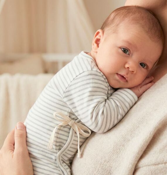 Tutina intera per neonati in cotone biologico a righe beige e grigie