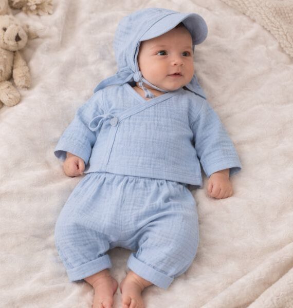 Set da neonato in mussola blu, 3 pezzi – Gilet incrociato, pantaloncini e berrettino sahariano