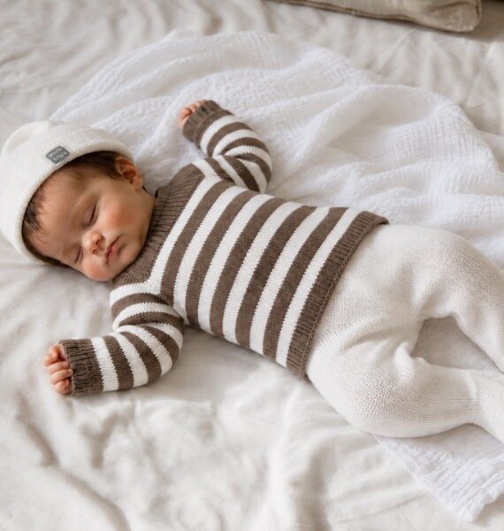 Completo neonato Cabria 3 pezzi in 100% cotone: maglia, ghettine e cappellino