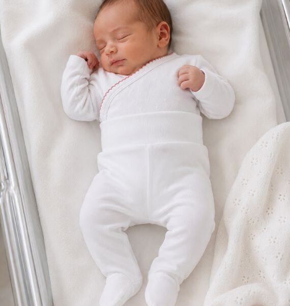 Set per il primo cambio del neonato – Body incrociato e calzine con piedino