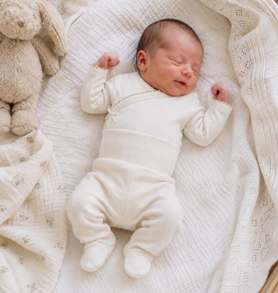 Set per il primo cambio del neonato – Body incrociato con bordino beige e calzine con piedino