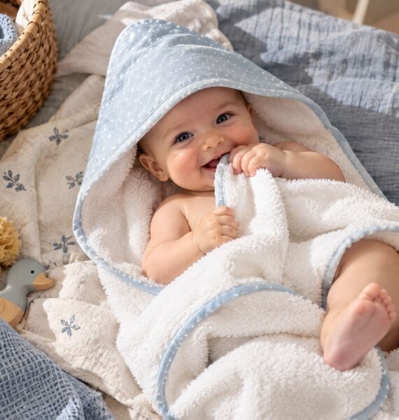 Accappatoio da bagno per neonati con cappuccio a cono “Dotty” blu cipria – 100% cotone